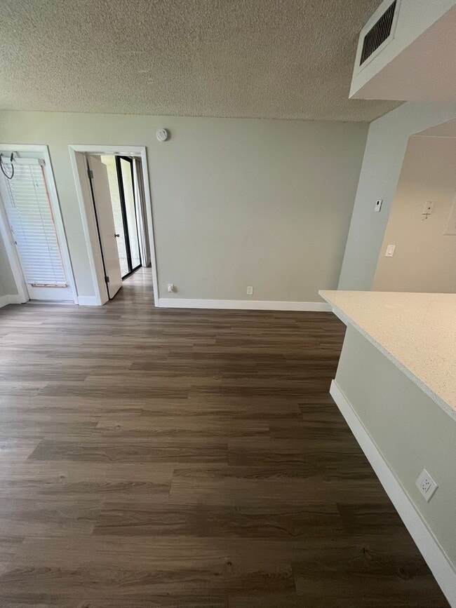 Building Photo - ONE BEDROOM ONE BATHROOM !! Waterfront Community