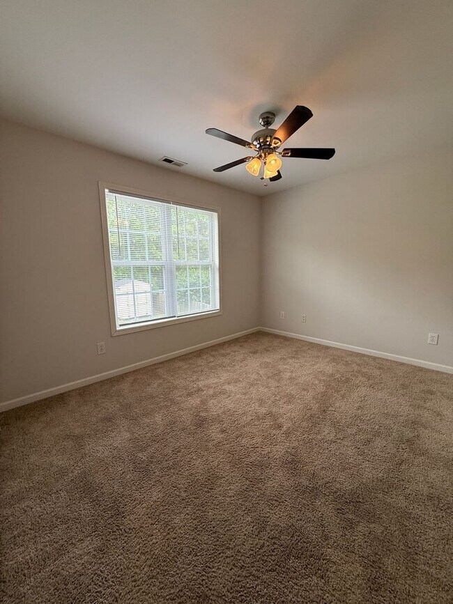 Building Photo - Cute 3 Bed 2.5 Bath Home with Bonus Room