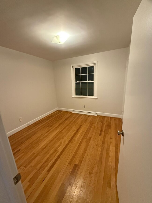 Building Photo - 2110 Villa Dr