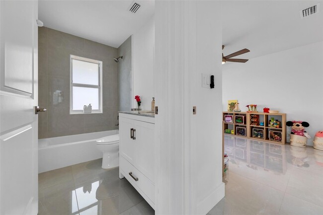 Building Photo - 9585 Carousel Cir S