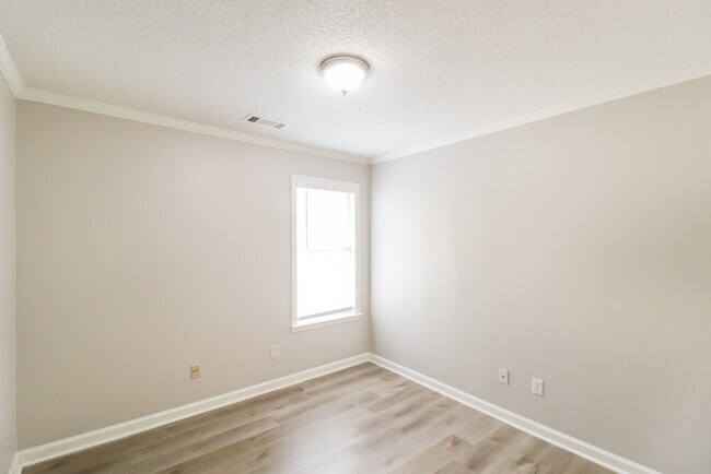 Building Photo - 10029 Woodland Grove Dr