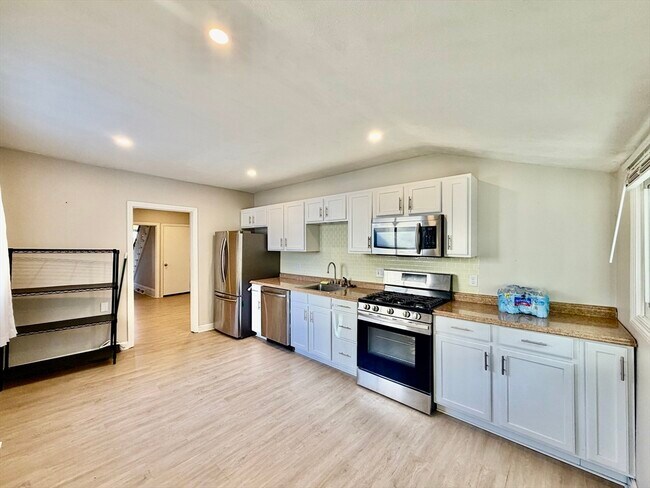 Building Photo - 21 Storrs Ave