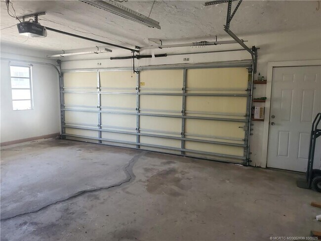 Building Photo - 4203 NE Skyline Dr