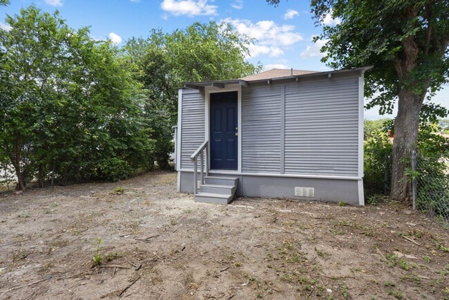 Building Photo - 1710 N Navidad St