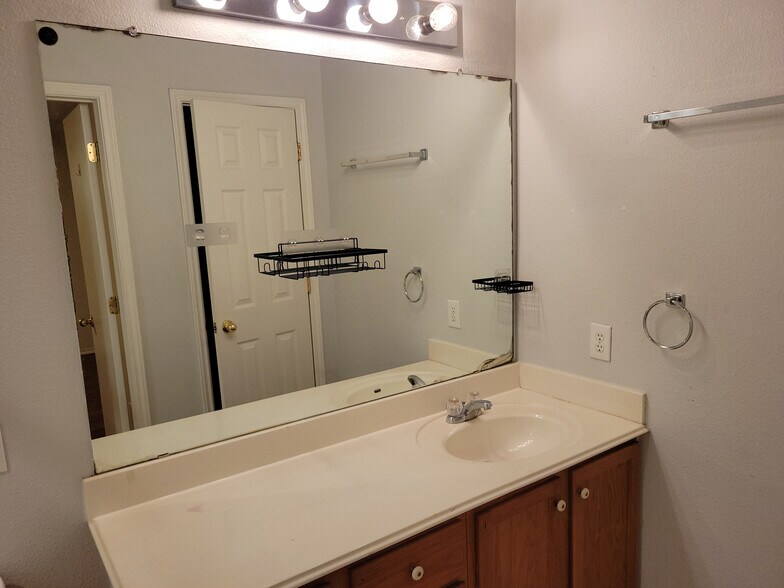 Building Photo - Room in House on Ceremony Cove