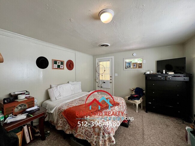 Building Photo - 1007 N LBJ Dr