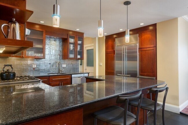 Building Photo - 65 E India Row