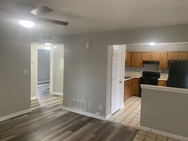 Building Photo - Newly Renovated Unit