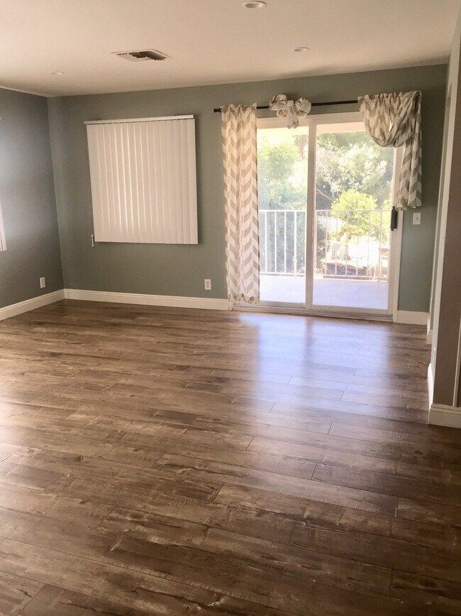Building Photo - Glendale Hills traditional with fabulous views