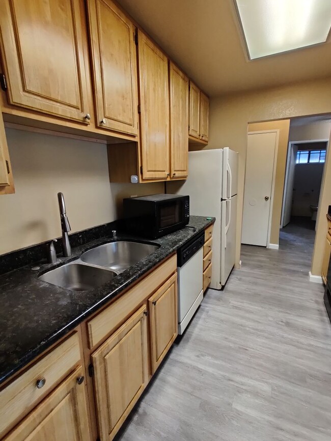 Building Photo - Beautiful  2 beds and 2 baths condon locat...