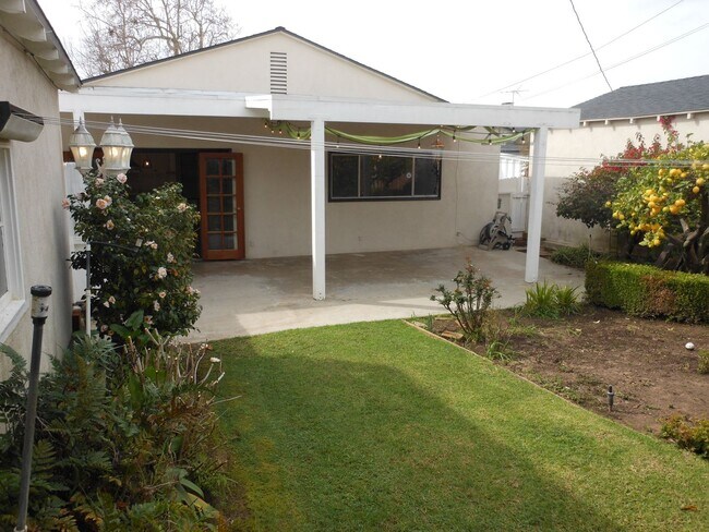 Building Photo - Charming Home near LMU