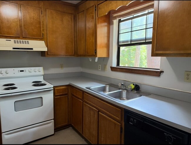Building Photo - 2928 Woodrich Dr
