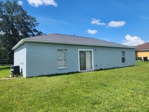 Building Photo - Very Nice cozy 3bd 2ba with a nice size back yard in Poinciana a definite must see!