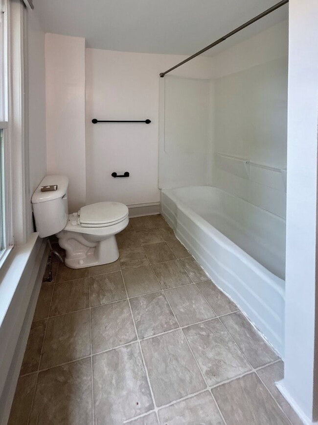 Building Photo - 3 bed 1.5 bathroom apartment in Harleysvil...