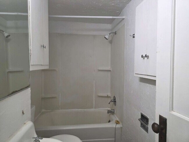 Building Photo - 1 Bedroom Apartment in the Heart of Applet...