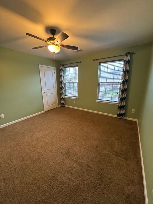 Building Photo - 4 bedroom 2.5 bathroom in Bellevue's Avondale Park neighborhood.  All bedrooms upstairs, open con...