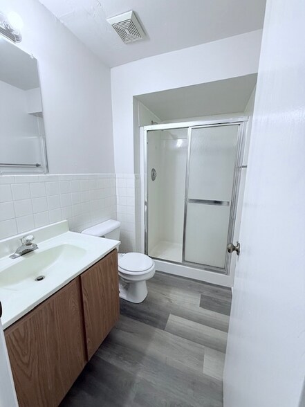 Building Photo - 1915 Green Valley Dr