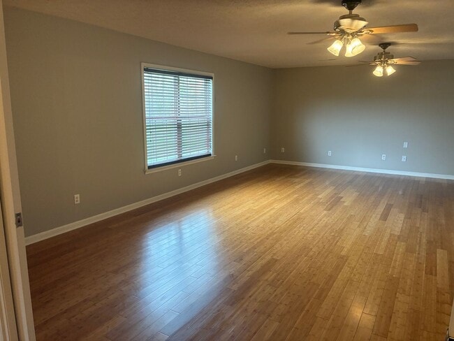 Building Photo - **NEW PRICE**   **New Paint**   **New Carpet**  Ready for YOU!!