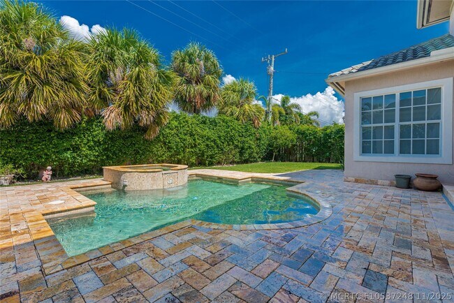 Building Photo - 2999 Banyan Rd