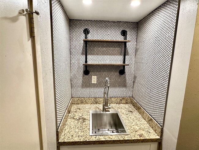 Building Photo - 3200 S Gessner Rd