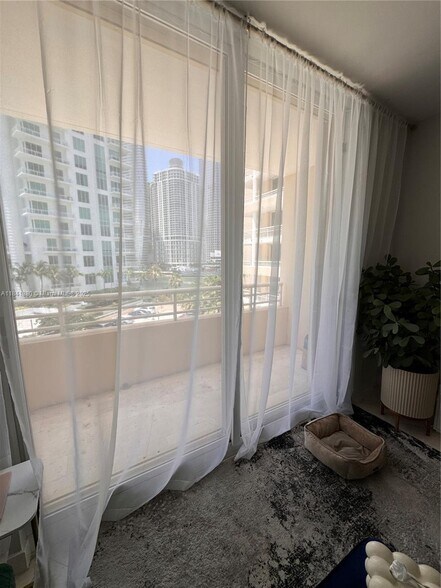 Building Photo - 888 Brickell Key Dr