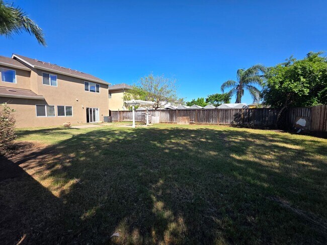 Building Photo - 3 bedroom with an extra office/den space in Modesto!