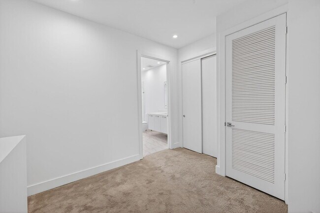 Building Photo - 1044 NE 18th Ave