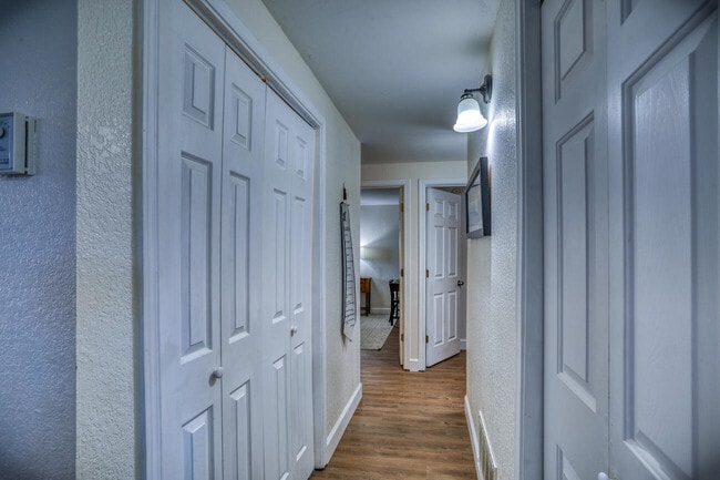 Building Photo - 26 N Debonaire Ct