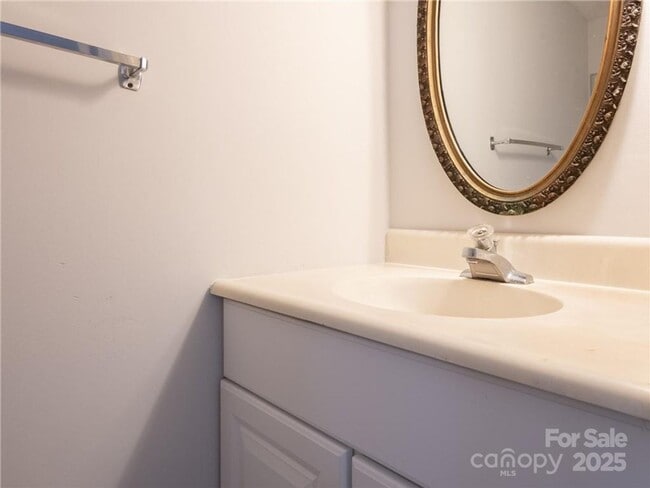 Building Photo - 2 Bedroom Townhome available for rent in Charlotte NC