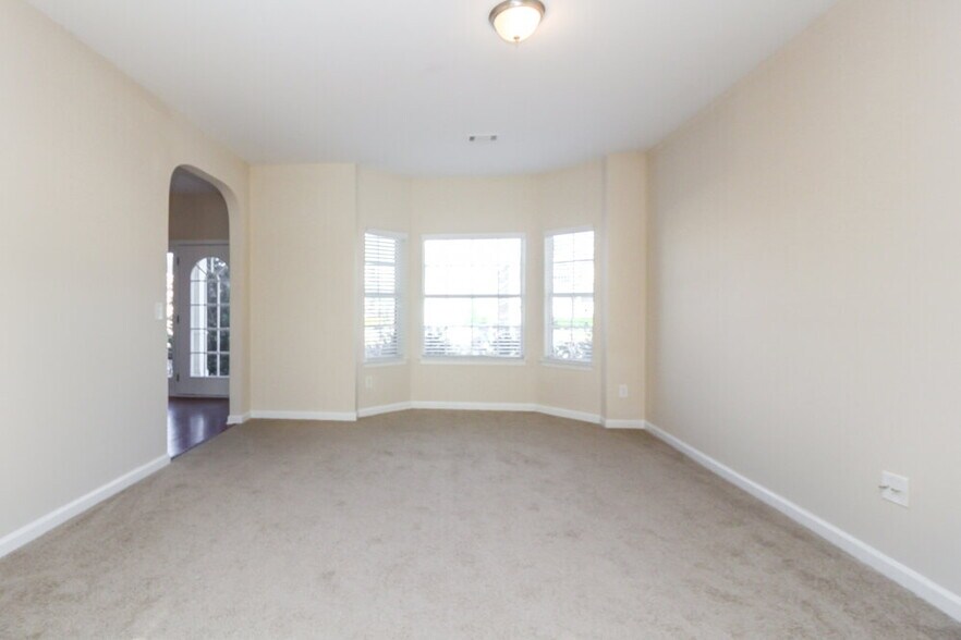 Building Photo - 4940 Hopewell Manor Dr