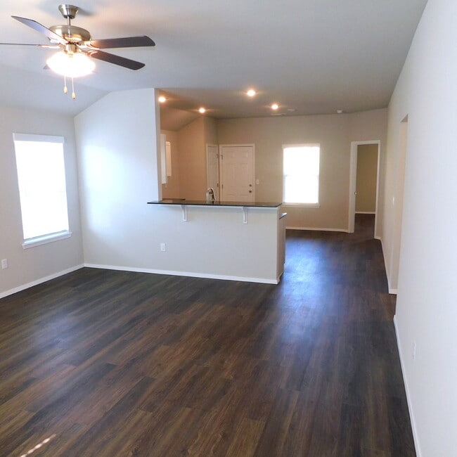 Building Photo - Beautiful 3 bedroom home in south Fayetteville!  To schedule your own showing: 479-341-6744. Appl...