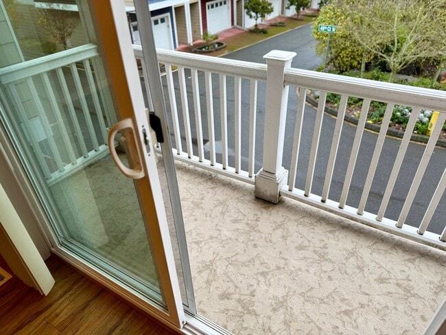 Building Photo - Beautiful 2 bed, 2.5 bath townhome located in Mountlake Terrance $2750/mo.