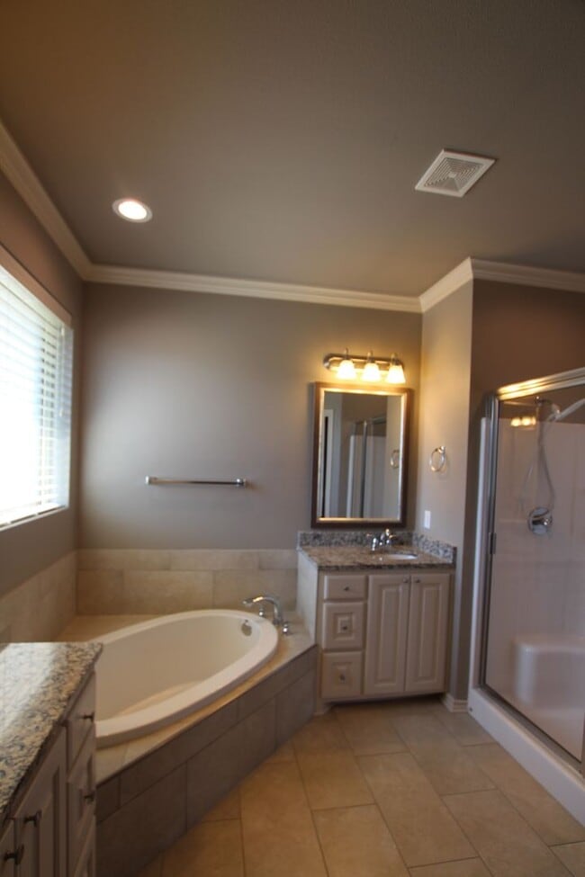 Building Photo - Beautiful 3 Bedroom 2 Bath Coming Soon in ...