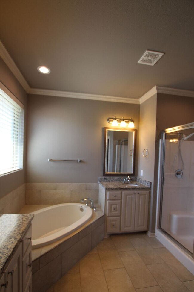 Building Photo - Beautiful 3 Bedroom 2 Bath in Guinn Farms!