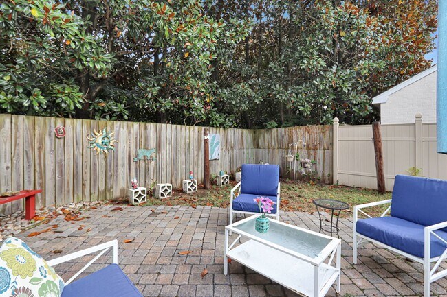Building Photo - Beautiful Waterview Home on Chesapeake Ave. Contact Victoria Jenkins at (757) 525-7157 for more i...