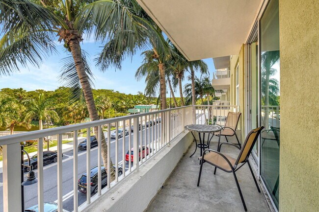 Building Photo - 700 E Boynton Beach Blvd