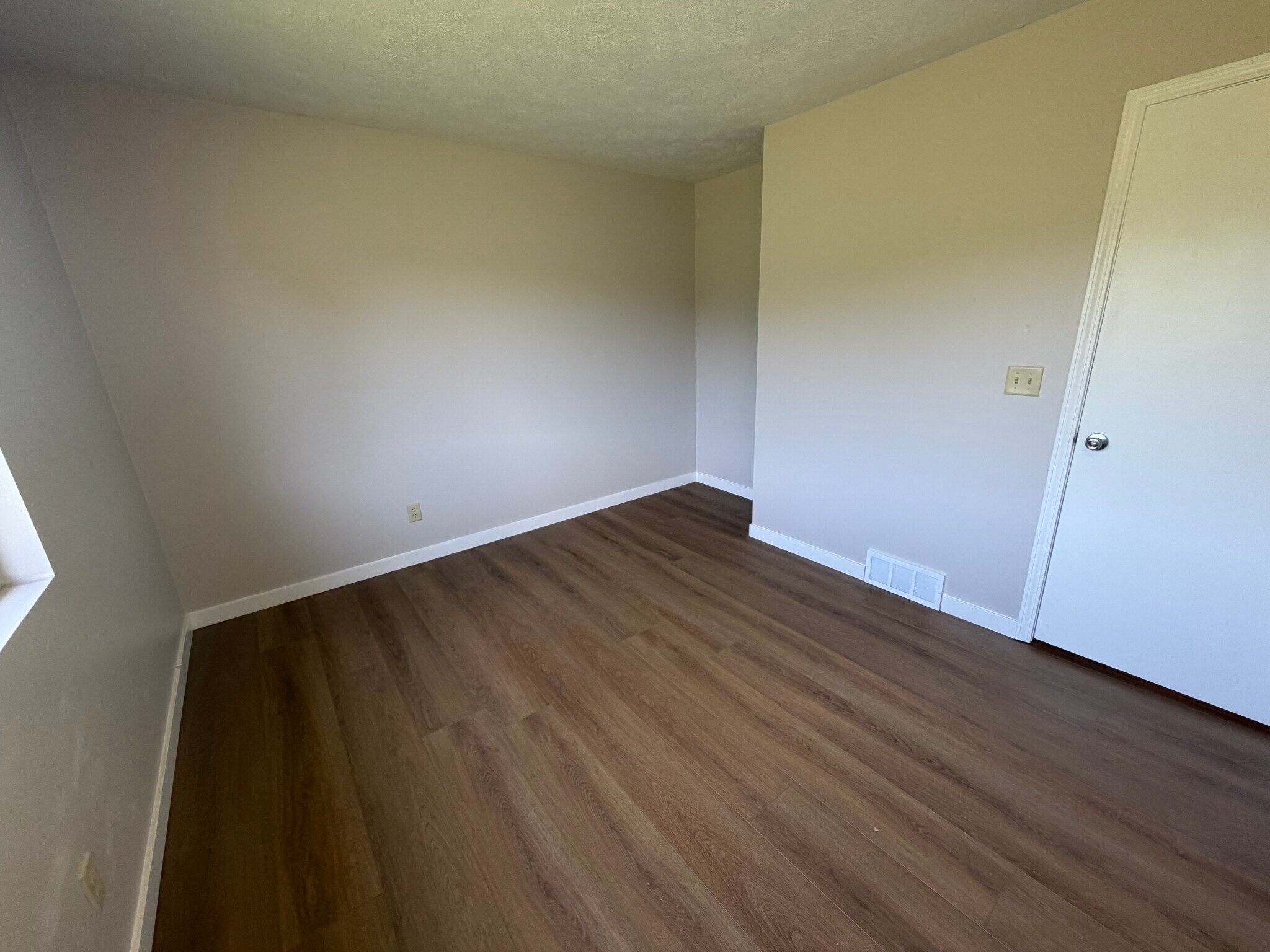 Building Photo - 1897 Apartment Dr