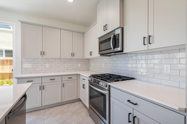 Building Photo - New Tesoro Viejo home with 3 bedrooms, 3 b...