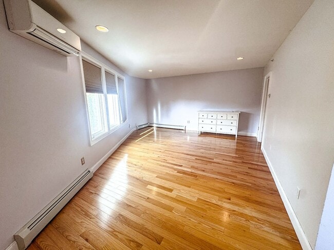 Building Photo - Luxury long term rental in the Heart of Br...