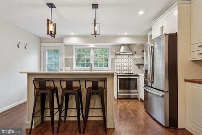 Building Photo - 284 Parker Ave