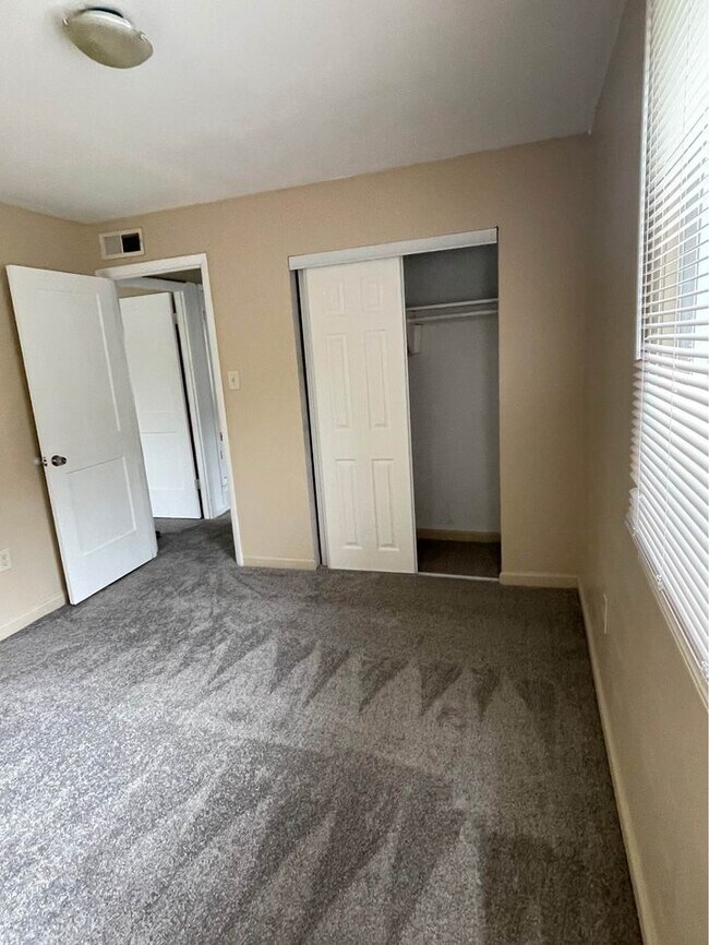 Building Photo - 563 Wilson Bridge Dr