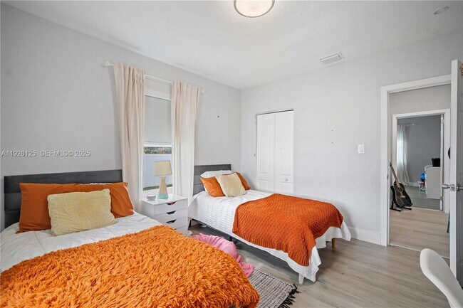 Building Photo - 16101 NE 11th Ave