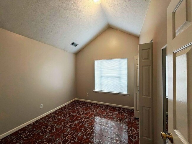 Building Photo - 5410 Twin Lakes Dr