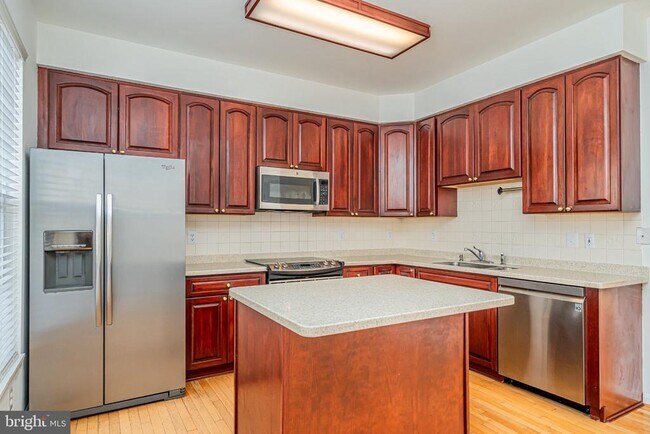 Building Photo - 2507 James Maury Dr