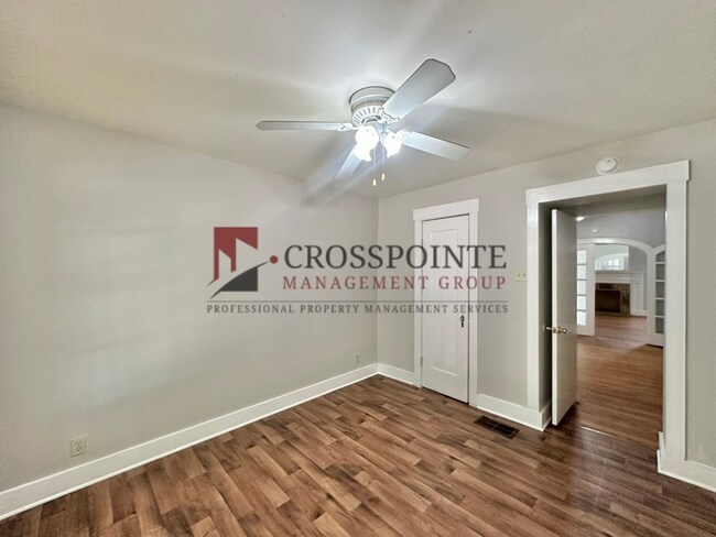 Building Photo - College Ave Triplex