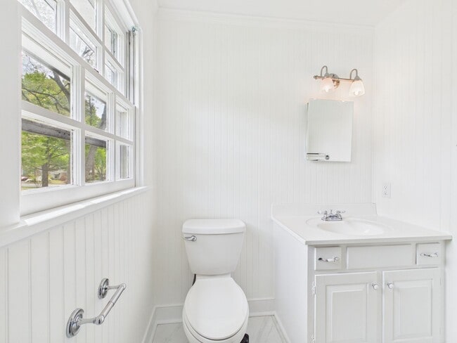 Building Photo - 1602 Harborough Rd