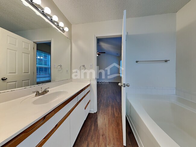 Building Photo - 1617 Oak Knoll Ln