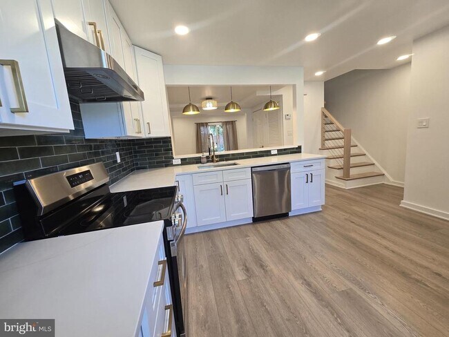 Building Photo - 8760 Stoneridge Dr