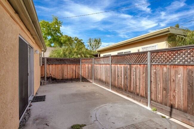 Building Photo - 4725 Kensington Dr
