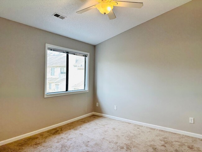 Building Photo - Two Bedroom Townhome located on Golf Course